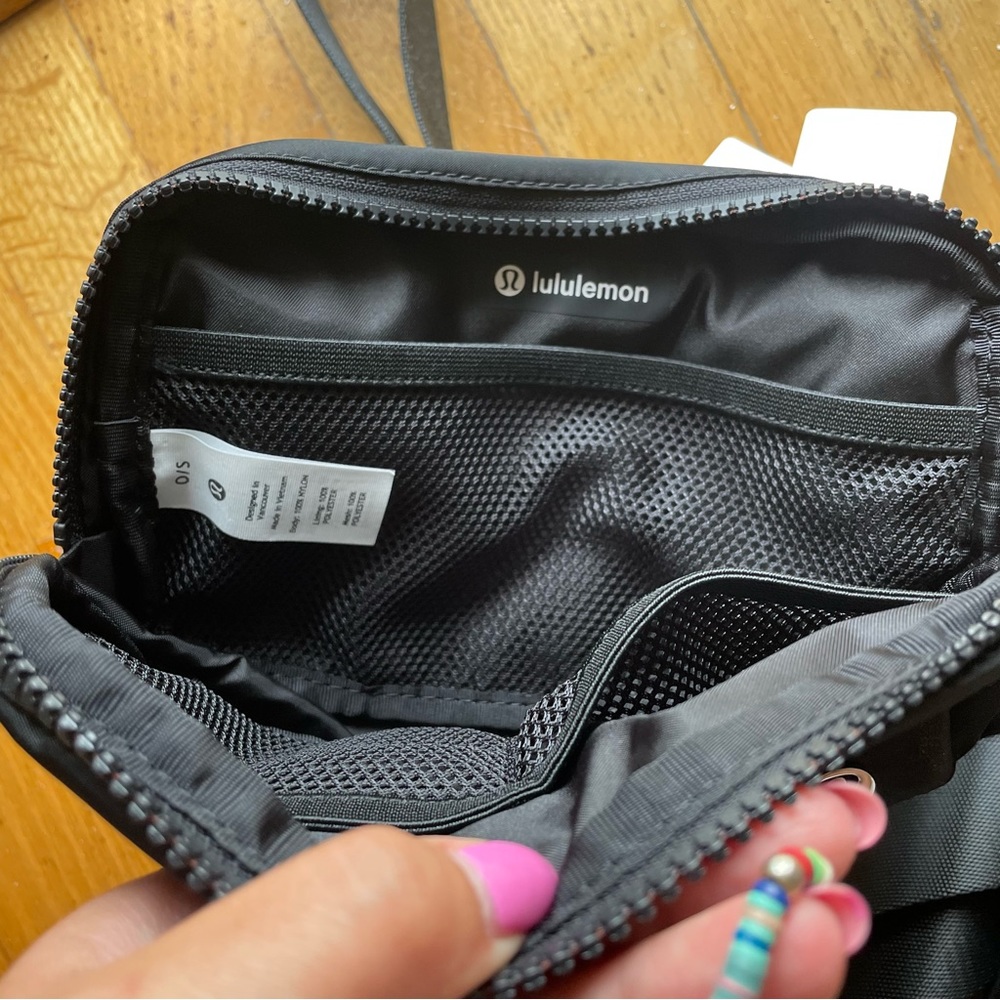 Black Lululemon Everywhere Belt Bag 2 available - Picture 2 of 5